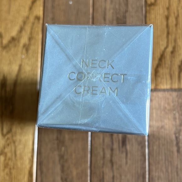 Neck Correct New in Box A powerful, anti-aging treatment - Picture 2 of 4